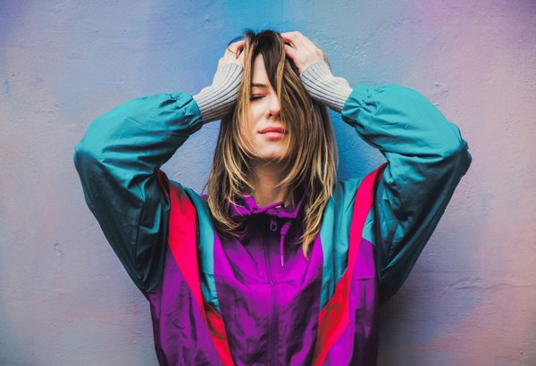 Comment porter des chaussettes hautes avec des jupes sans évoquer un look d'écolière?