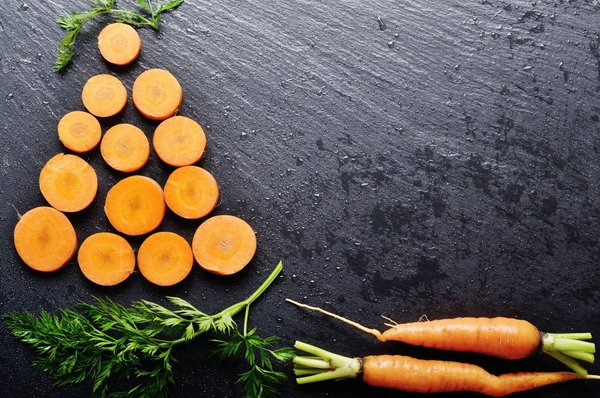 Quelle est la meilleure manière de styliser un trench beige pour une tenue de mi-saison?